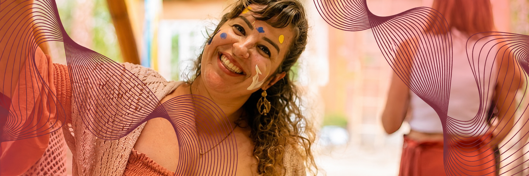 Facilitadora sorrindo em vivência de arteterapia e rituais de cura